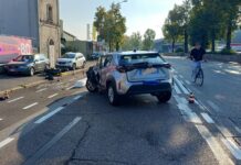 Scontro tra auto e moto: motociclista e passeggero in gravi condizioni