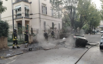 Cassonetti a fuoco e petardi; studenti creano il caos al ‘Giorgi’ in Veronetta / VIDEO
